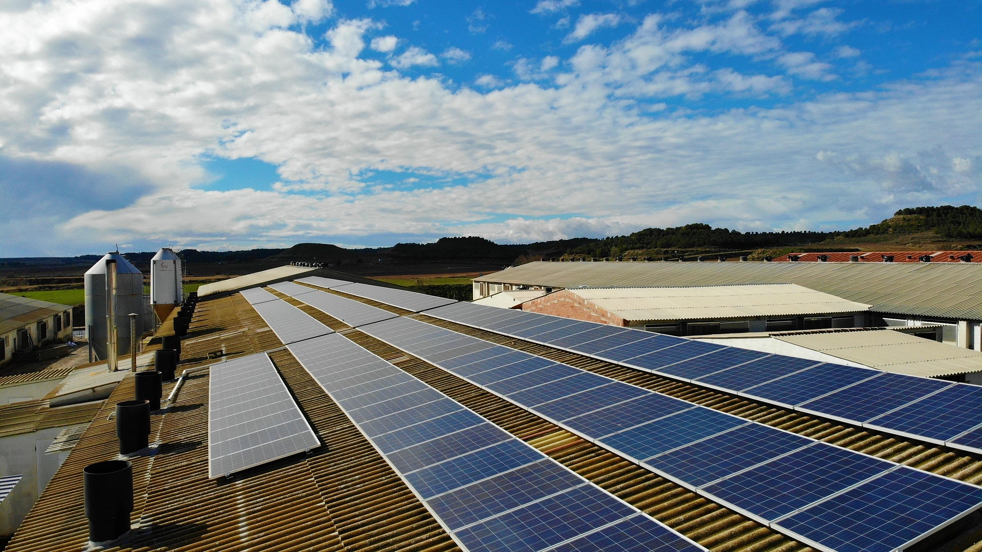 Photovoltaik auf verschiedenen Gewerbe- und Industriedächern