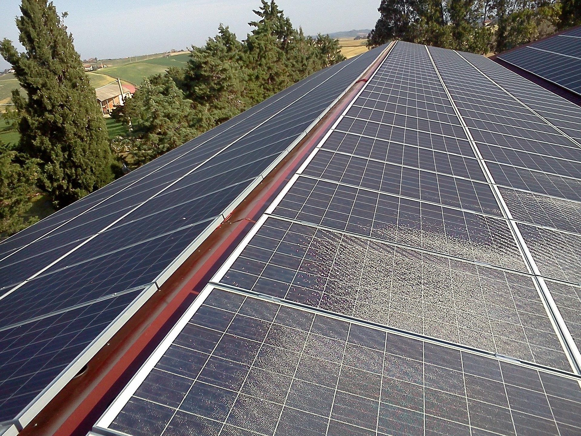 Gewerbliche Dachfläche mit Photovoltaik